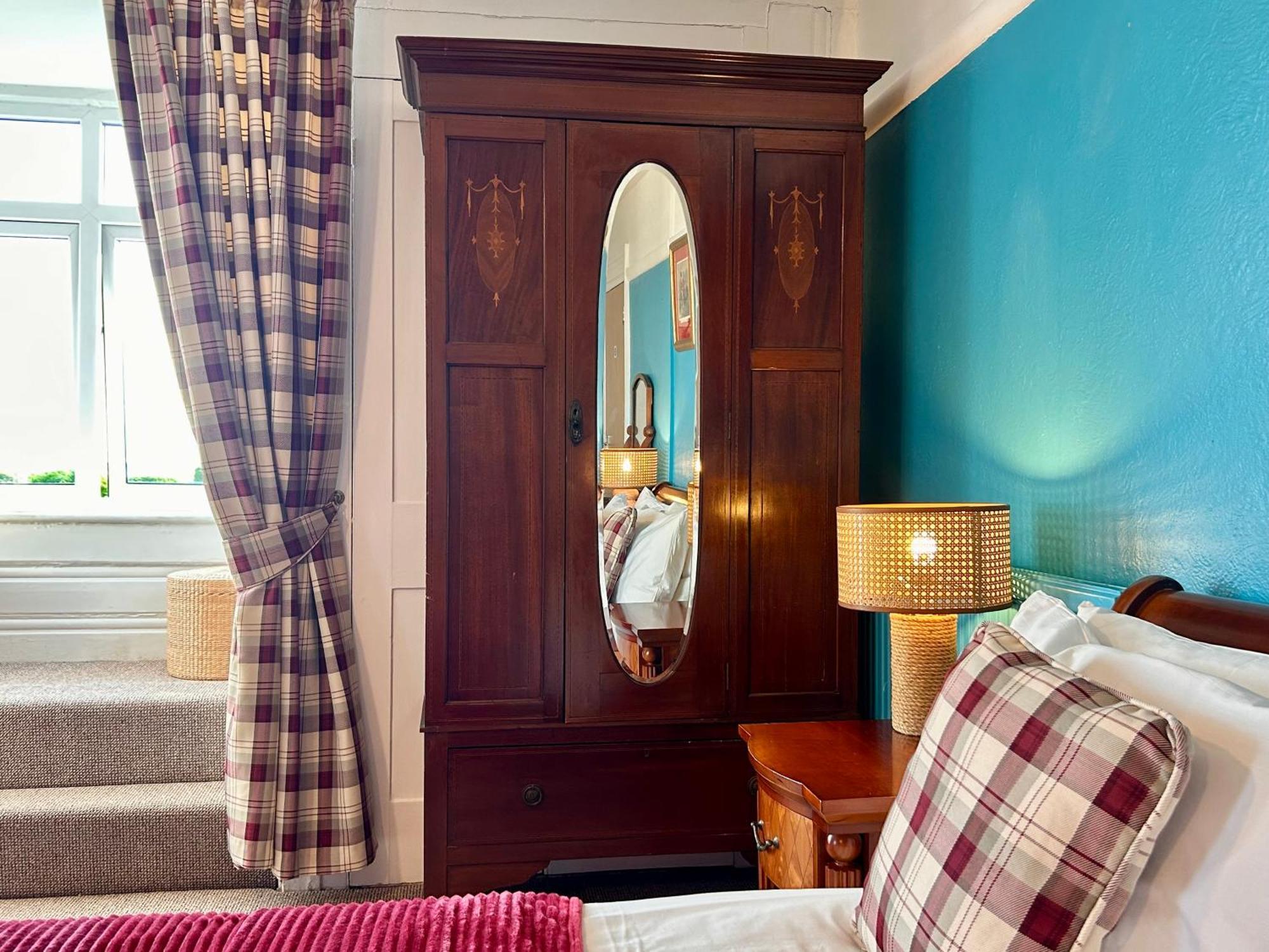بورتسماوث Clarence Quarters Self-Catering Guest House الغرفة الصورة